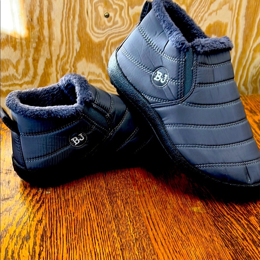 Gray Winter Shoes NWOT SIZE43